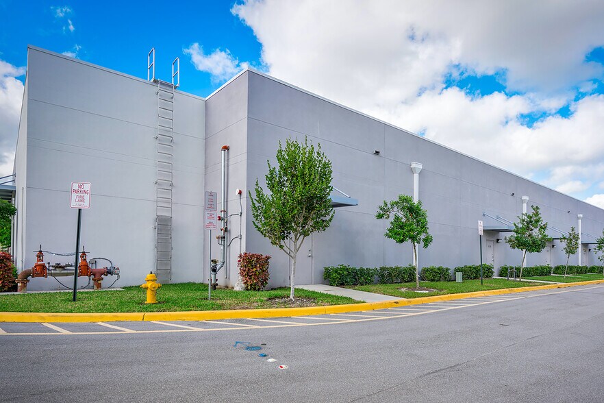 More Photos Of 6510-6596 N University Dr, Tamarac Storefront Retail Office For Lease