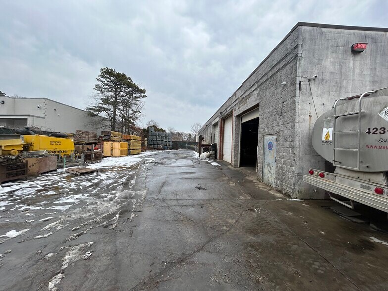 More Photos Of 28 Old Dock Rd, Yaphank Warehouse For Sale