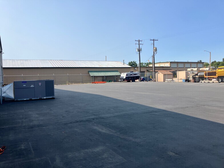 More Photos Of 5307 N Glenwood St, Garden City Warehouse For Lease
