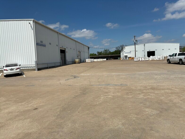 More Photos Of 301 Pleasant Dr, Dallas Warehouse For Lease