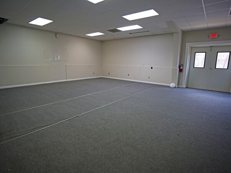 More Photos Of 3903 S Lamar Blvd, Oxford General Retail For Sale