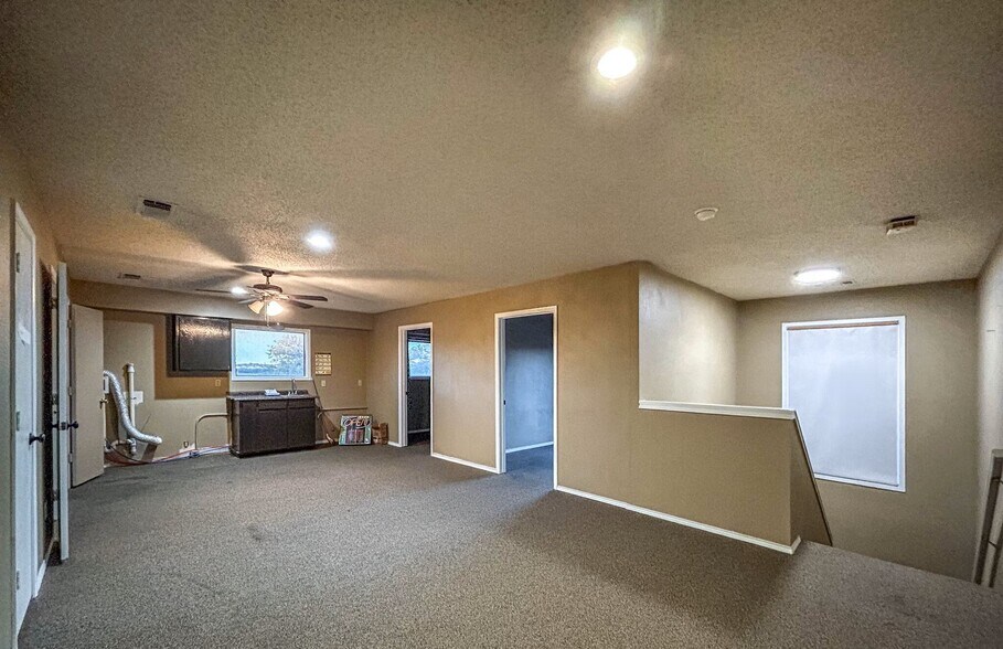 More Photos Of 638 Londonderry Ln, Denton Medical For Lease