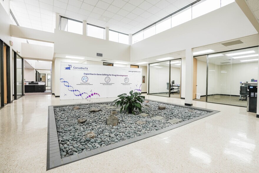 More Photos Of 10410 Corporate Dr, Sugar Land Research And Development For Lease