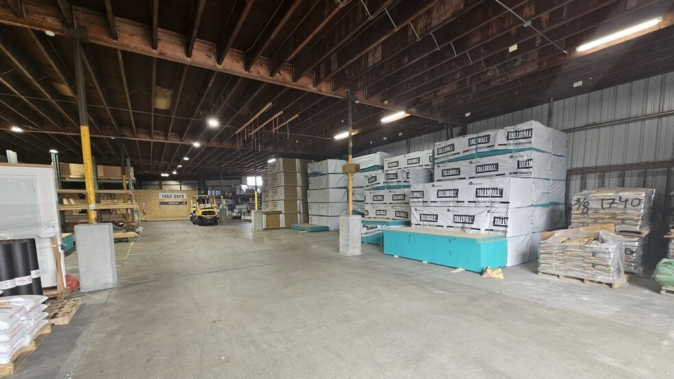 More Photos Of 642 Commerce Ave, Longview Lumberyard For Lease