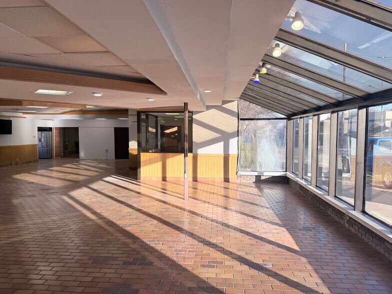 More Photos Of 2214 Lindyview Rd, Bellevue Fast Food For Sale