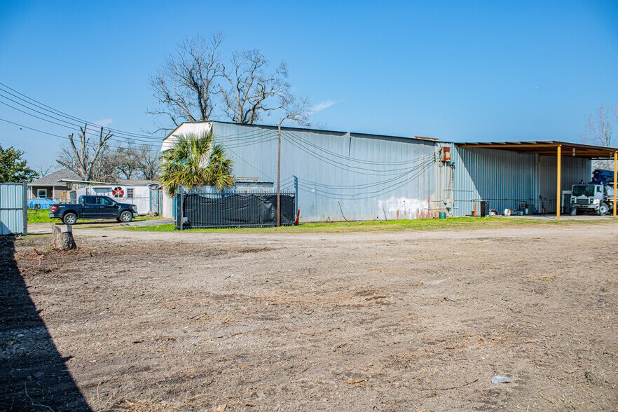 More Photos Of 2513 Vaughn St, Houston Industrial For Sale