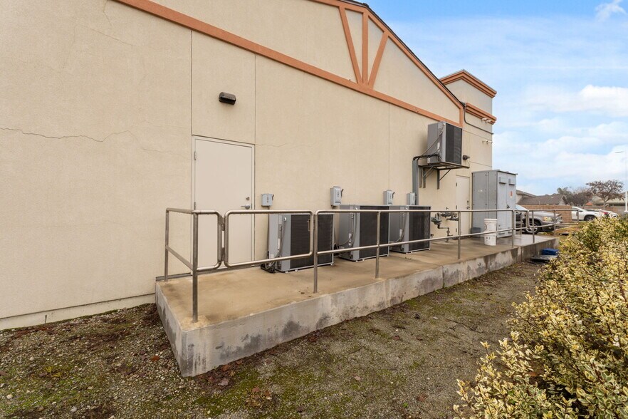 More Photos Of 1377 W El Monte Way, Dinuba Restaurant For Lease
