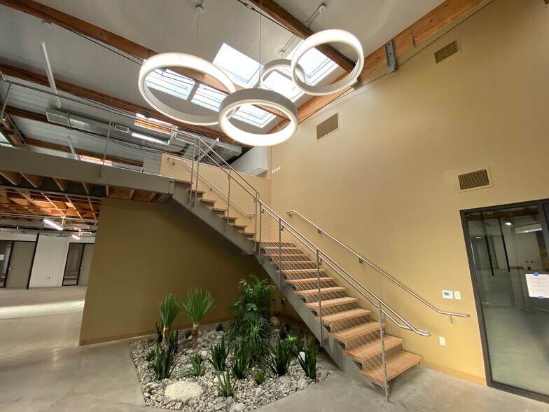 More Photos Of 9207 Eton Ave, Chatsworth Warehouse For Lease