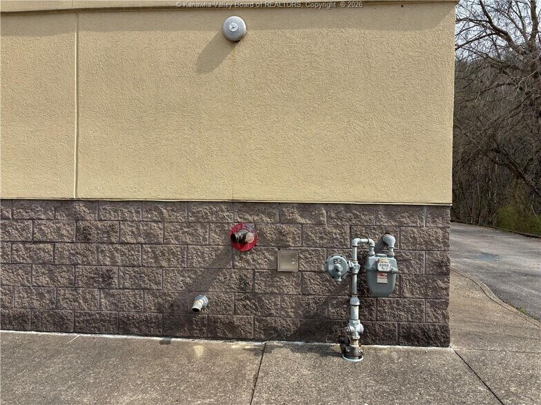 More Photos Of 173 Main St, Clay Drugstore For Lease