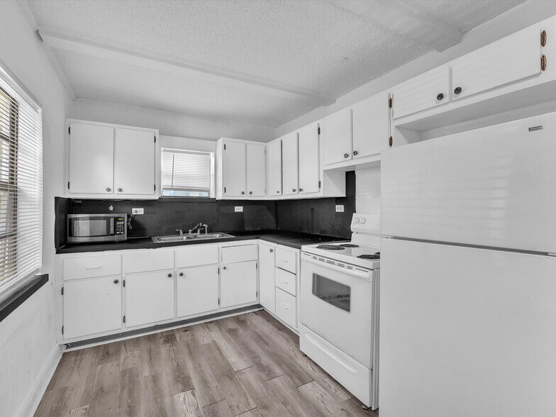 More Photos Of 1932 Dewey St, Hollywood Land For Sale