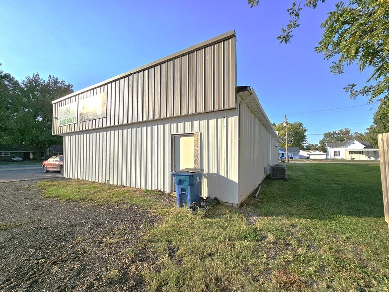 More Photos Of 512 W Egyptian Ave, Christopher Bar For Sale