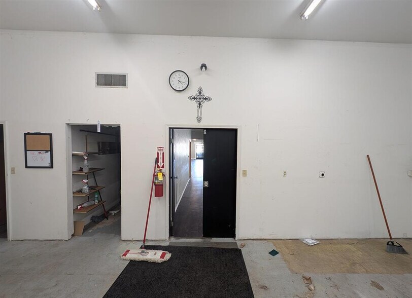 More Photos Of 206 N Main St, Creve Coeur Freestanding For Lease