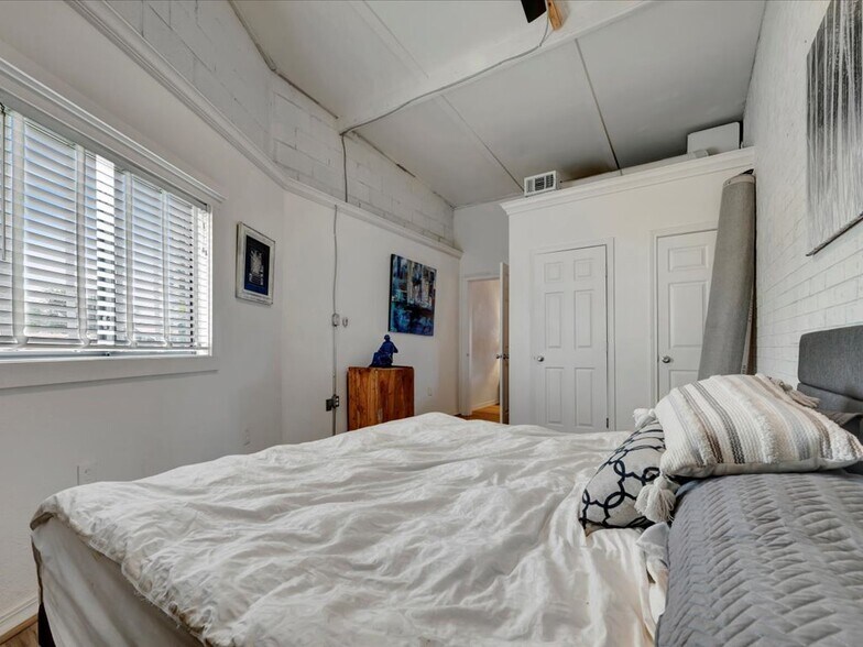 More Photos Of 132 Nacogdoches St, Center Storefront Retail Residential For Sale