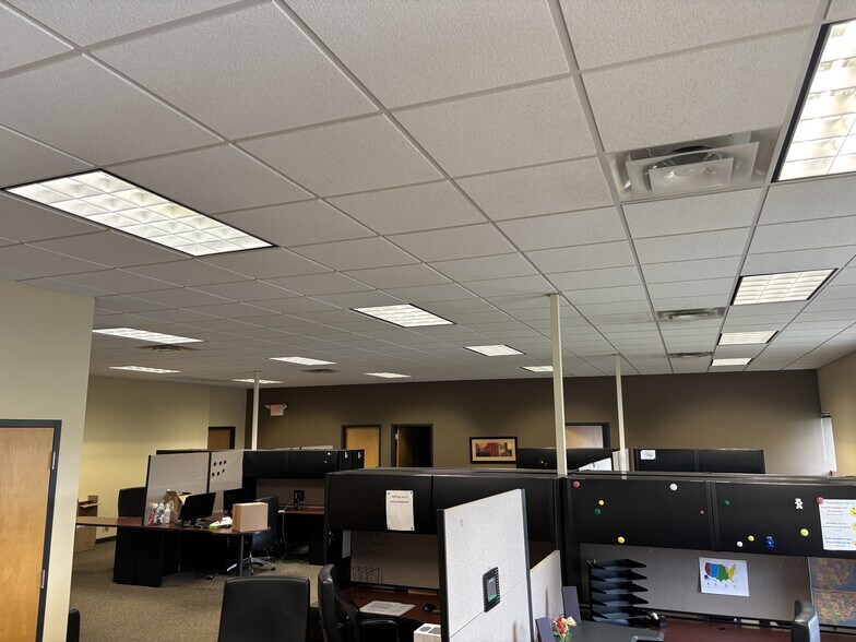 More Photos Of 302 Industrial Dr, Columbus Manufacturing For Sale