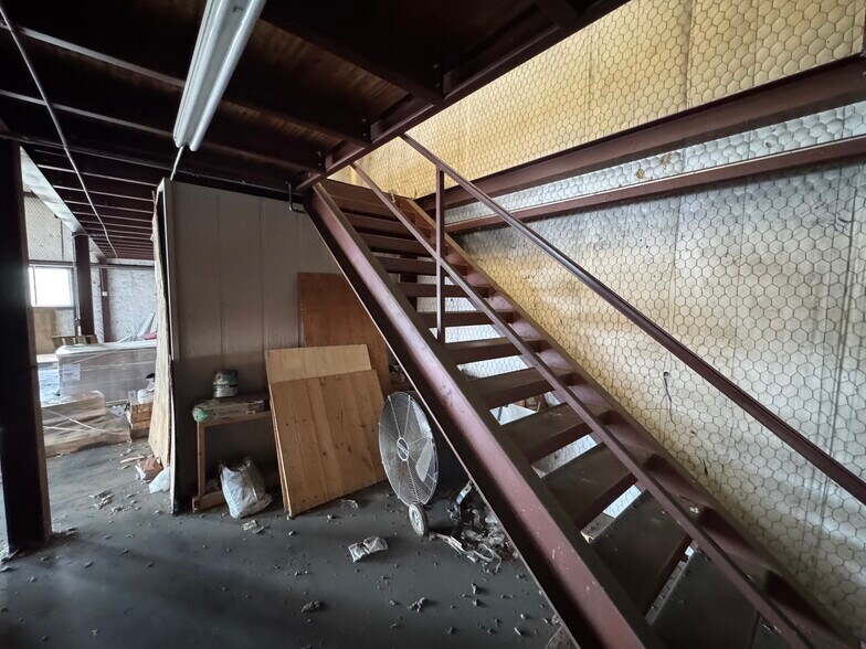 More Photos Of 1900 Crockett Rd, Palestine Storefront For Sale