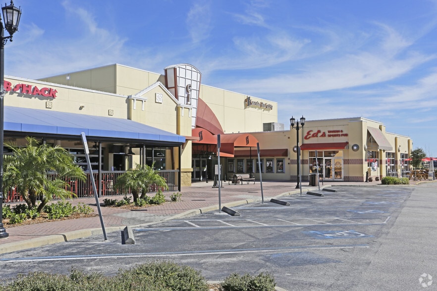 More Photos Of 10707-10719 Rodeo Dr, Bradenton Movie Theatre For Lease