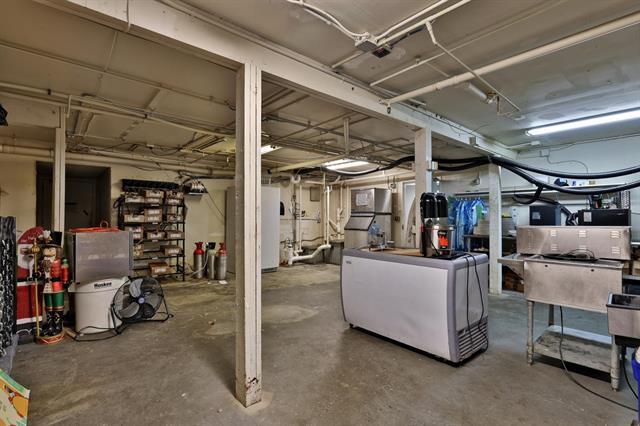 More Photos Of 20 Public Way, Quechee Restaurant For Sale