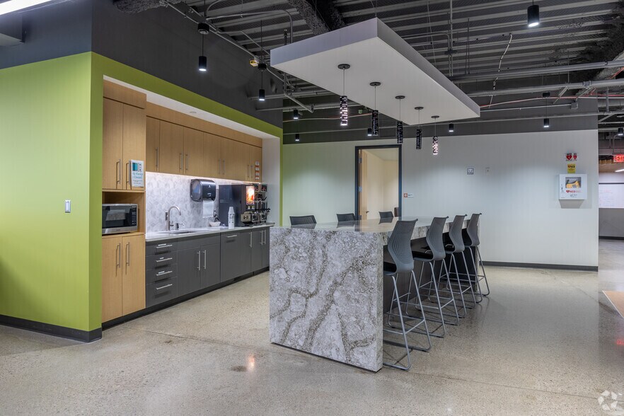 More Photos Of 25300-25330 Telegraph Rd, Southfield Office For Lease