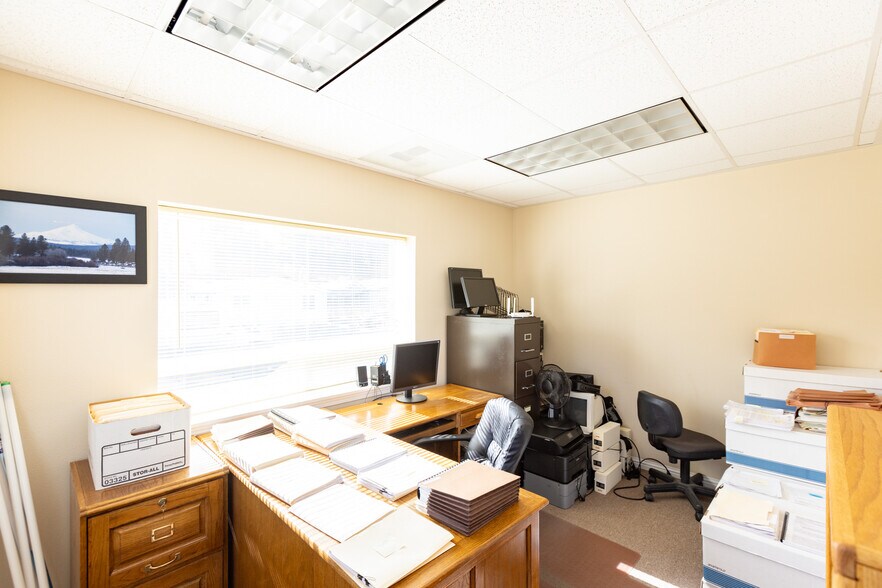 More Photos Of 200 N Wasco Ct, Hood River Warehouse For Sale