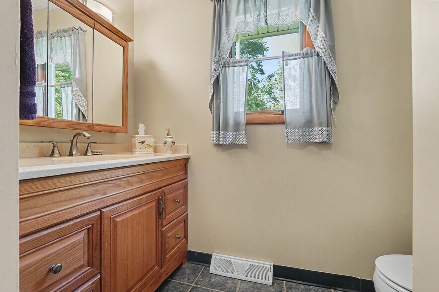 More Photos Of 4250 Herr Fieldhouse Rd, Southington Veterinarian Kennel For Sale