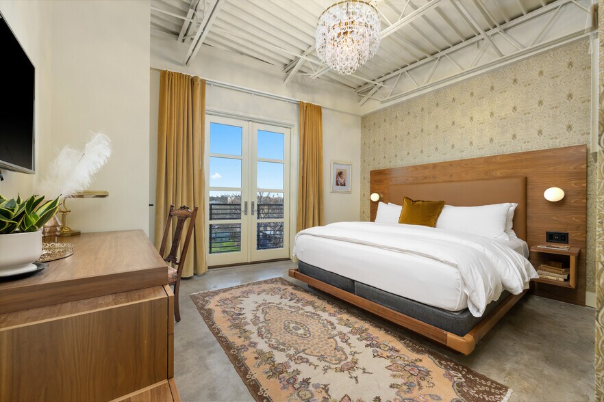 More Photos Of 1123 E 11th St, Austin Hotel For Sale