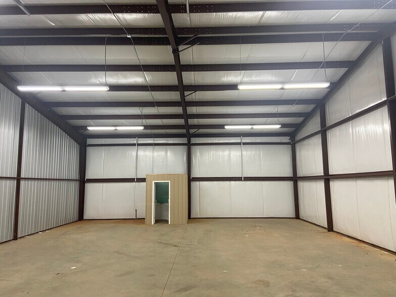 More Photos Of 4097 US Highway 271, Tyler Warehouse For Lease