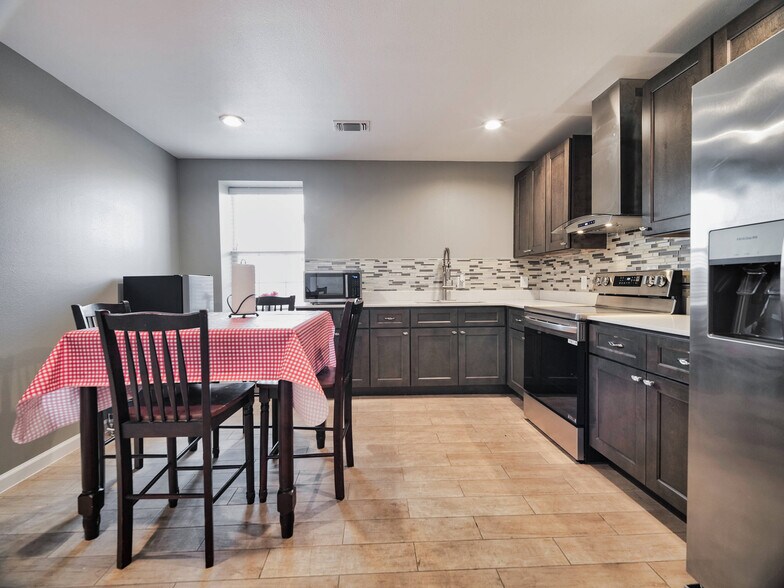 More Photos Of 109 Alamirah, Hutto Warehouse For Lease
