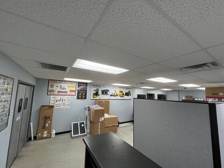 More Photos Of 3911 Merchant Rd, Fort Wayne Warehouse For Lease