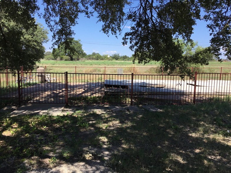 More Photos Of 1075 W US Highway 87, Eden Hotel For Sale