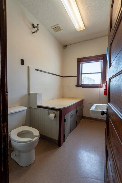 More Photos Of 507 W Wisconsin St, Sparta Flex For Sale