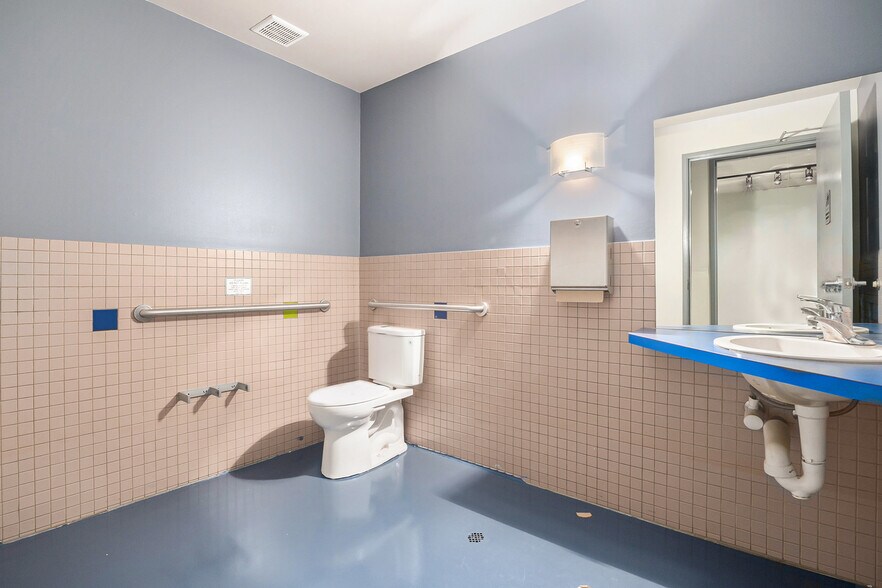 More Photos Of 5075 Leetsdale Dr, Denver Unknown For Lease