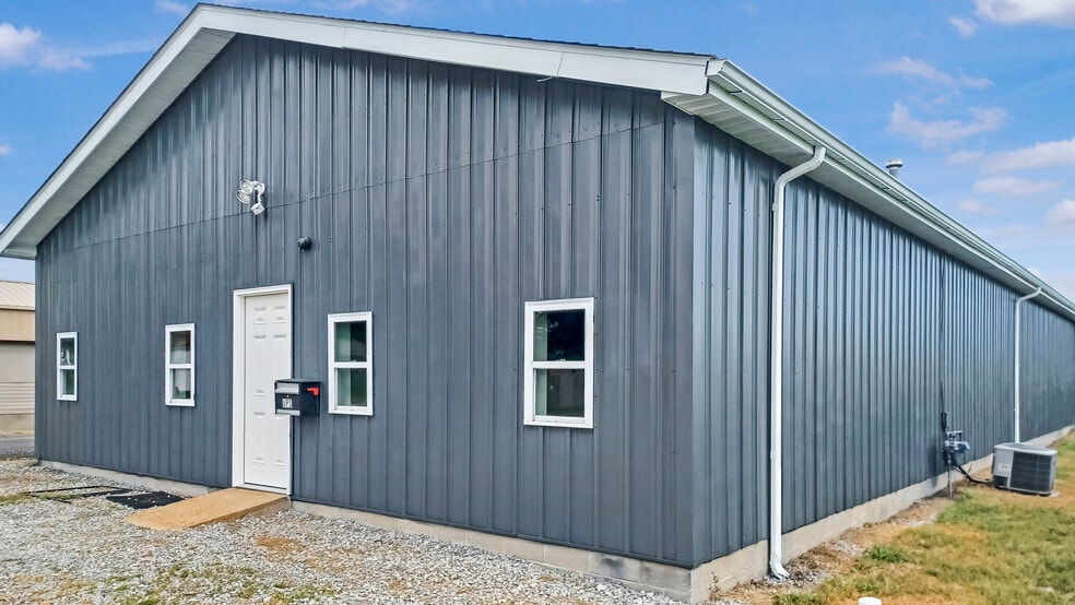 More Photos Of 605 Railroad St, Dupo Warehouse For Lease