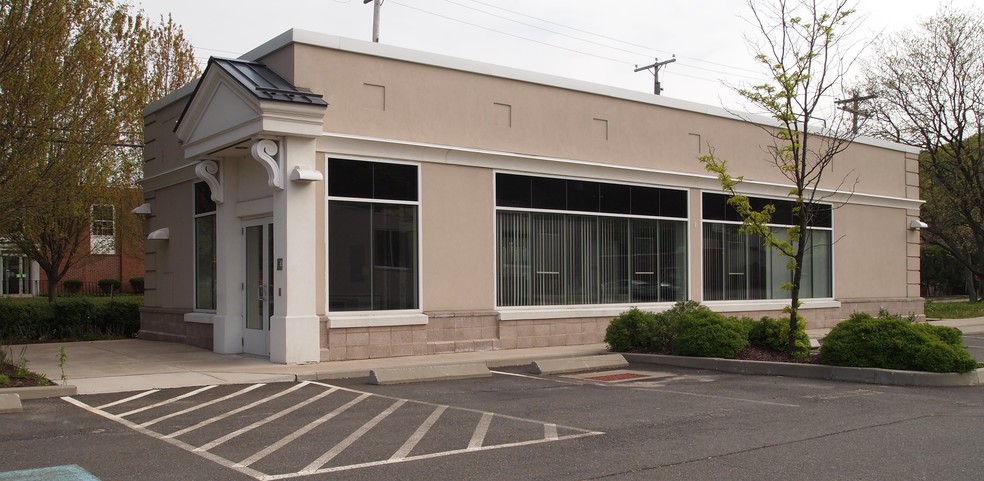 Primary Photo Of 176 Amity Rd, Woodbridge Bank For Lease