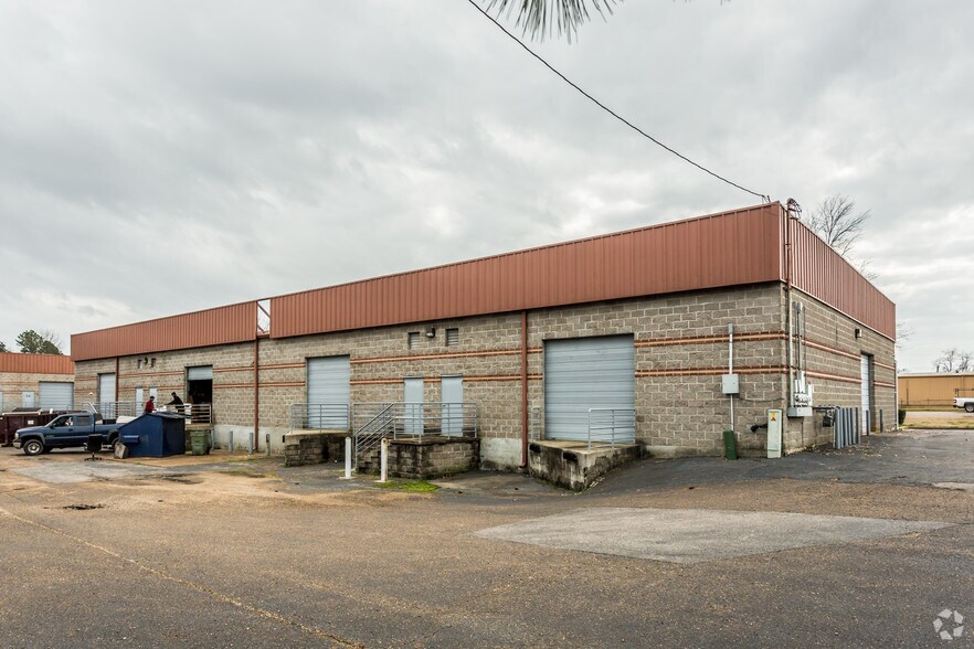 More Photos Of 4200 Lamar Ave, Memphis Warehouse For Lease
