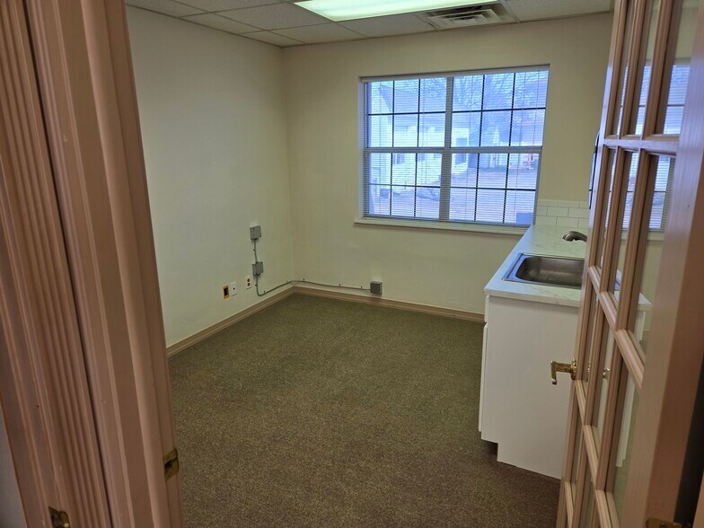 More Photos Of 318 W Highland St, Shawnee Office For Sale