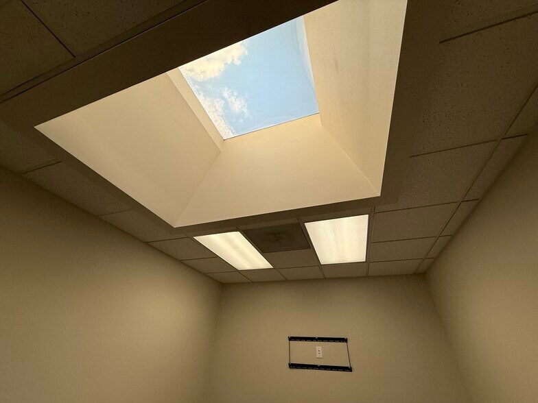 More Photos Of 28085 N Ashley Cir, Libertyville Medical For Sale