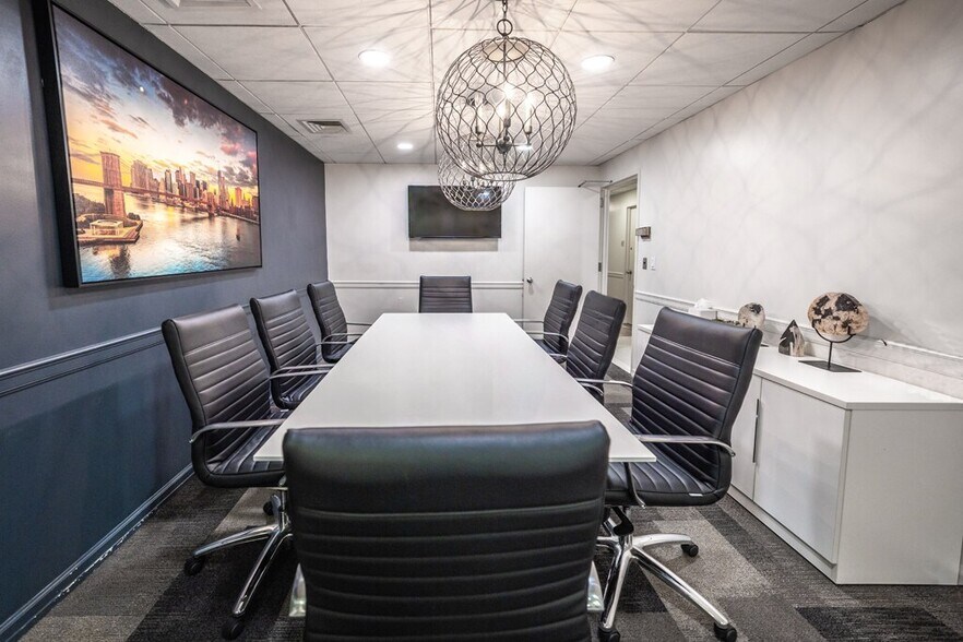More Photos Of 521 Fifth Ave, New York Coworking Space