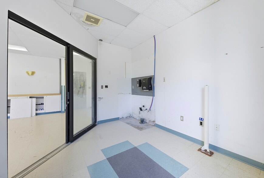 More Photos Of 508-514 Canterbury Rd, Kings Mountain Flex For Sale