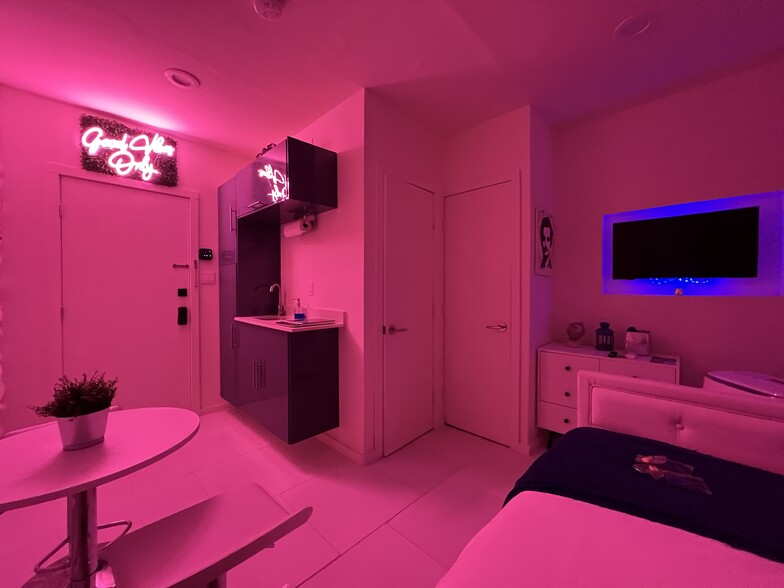 More Photos Of 1829 Fillmore St, Hollywood Hotel For Sale