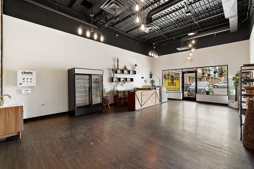 More Photos Of 37620 Ford Rd, Westland Storefront For Lease