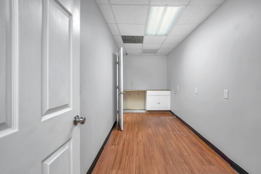 More Photos Of 949 Lane Ave S, Jacksonville Medical For Lease