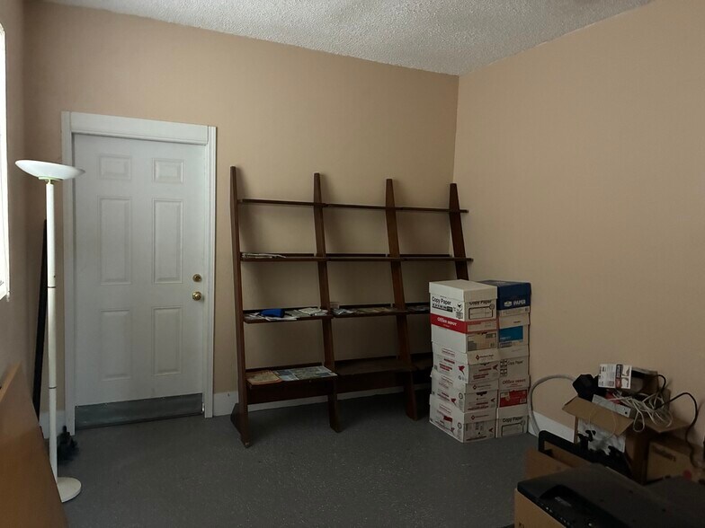 More Photos Of 5745 Pershing Ave, Orlando Veterinarian Kennel For Sale