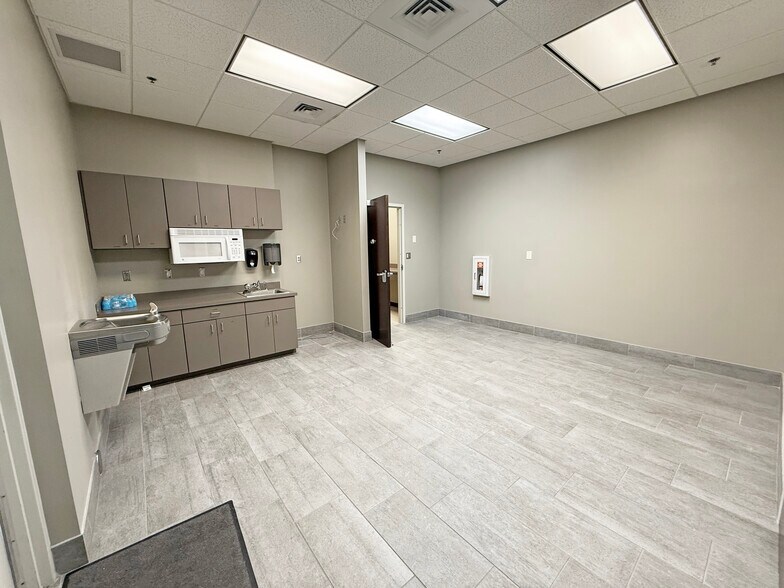More Photos Of 450 S Orlando Ave, Maitland Bank For Lease