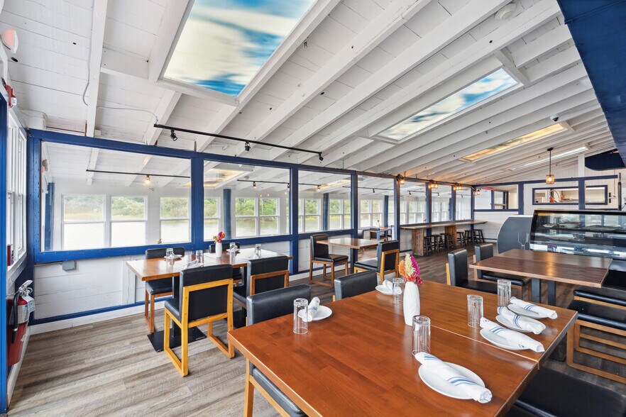More Photos Of 5 Inlet Rd W, Southampton Restaurant For Sale