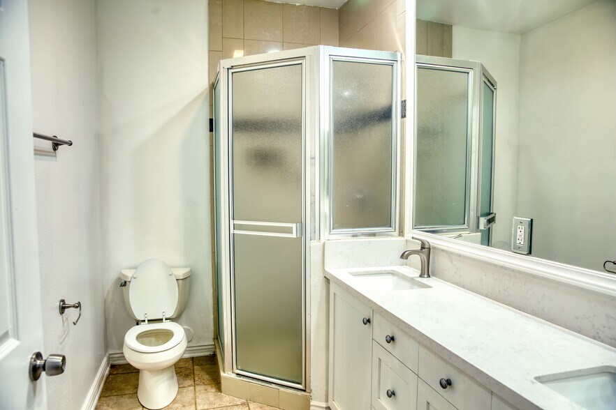 More Photos Of 668 W 28th St, Los Angeles Apartments For Sale