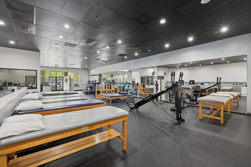 More Photos Of 1145 Lindero Canyon Rd, Westlake Village Freestanding For Lease