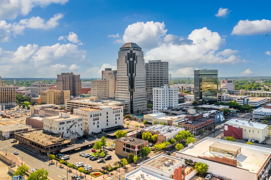 More Photos Of 333 Texas St, Shreveport Office For Sale