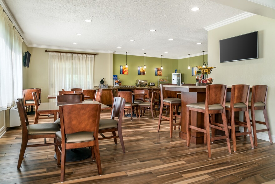 More Photos Of 10087 E Highland Rd, Hartland Hotel For Sale