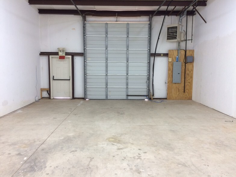 More Photos Of 2350 S Midwest Blvd, Oklahoma City Light Manufacturing For Lease