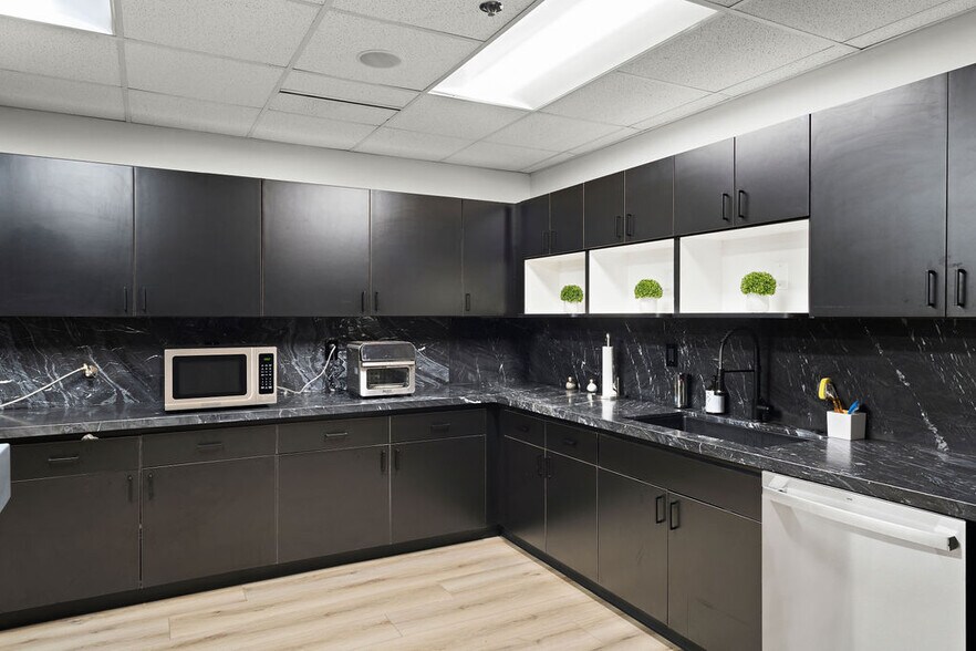 More Photos Of 560 W Brown Rd, Mesa Office For Lease